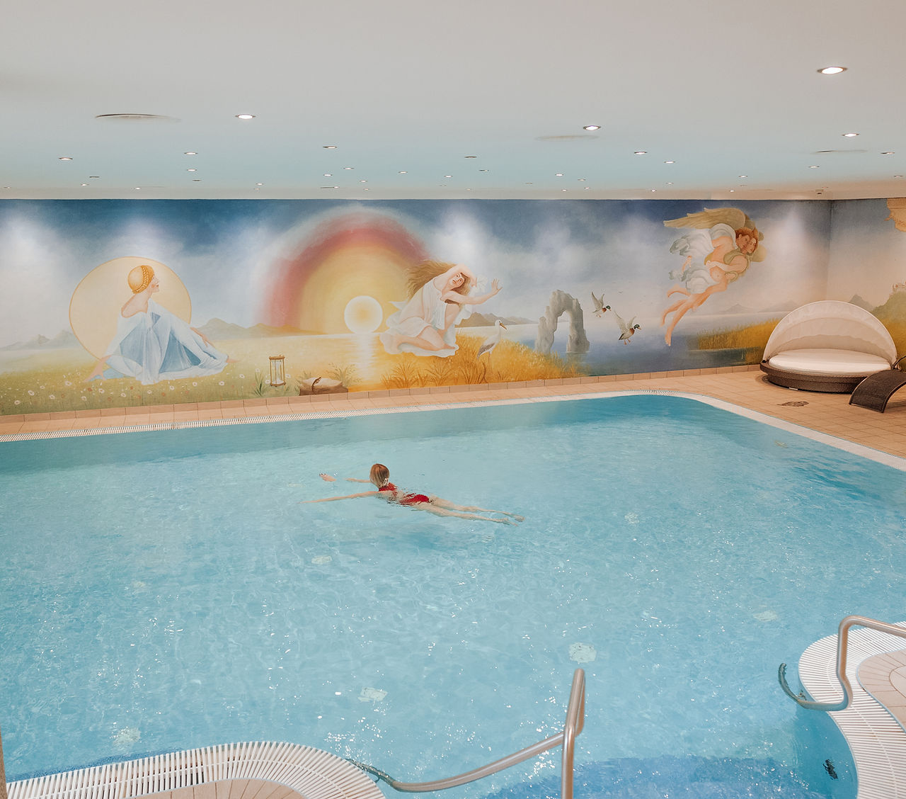 Frau schwimmt im Hallenbad im Hotel Glockenstuhl