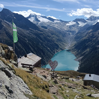 Olperer Hütte mit Blick auf den Schlegeis Stausee