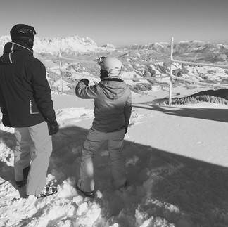 Zwei Frauen beim Ski fahren in der Skiwelt Westendorf