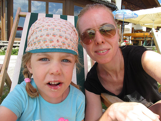 Mutter mit Kind am Talkaser in Westendorf