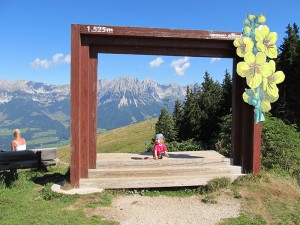 Kind in Ellmis Zauberwelt in Ellmau mit Wildem Kaiser im Hintergrund