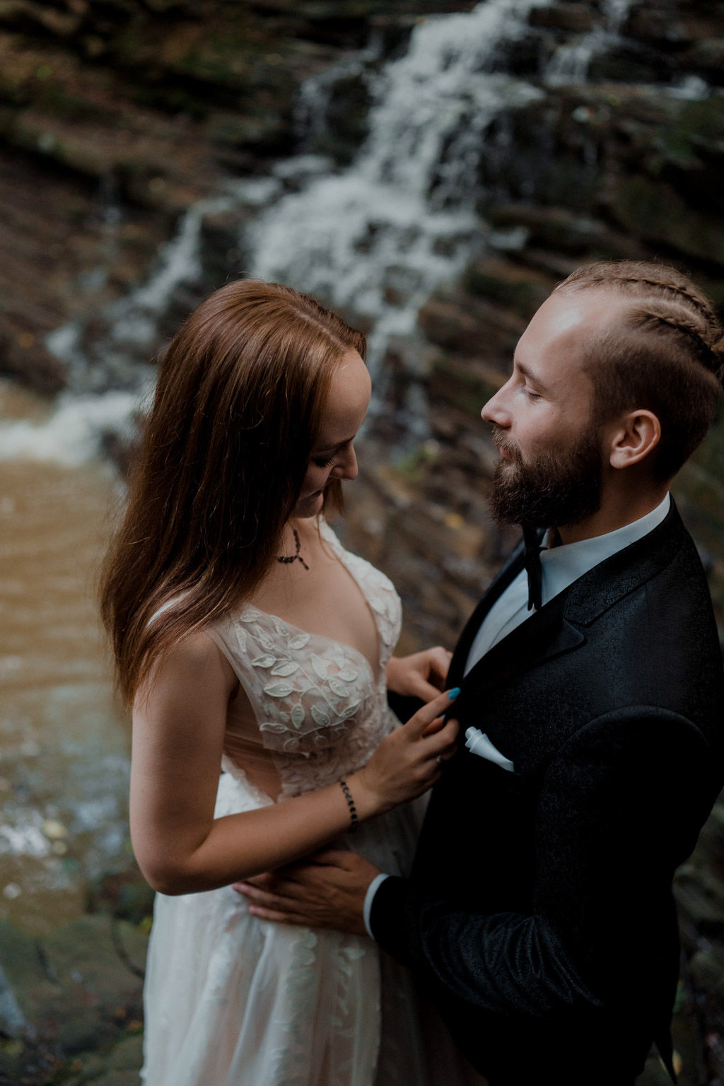 sesja ślubna rudawka rymanowska nad wodospadem sesja we mgle