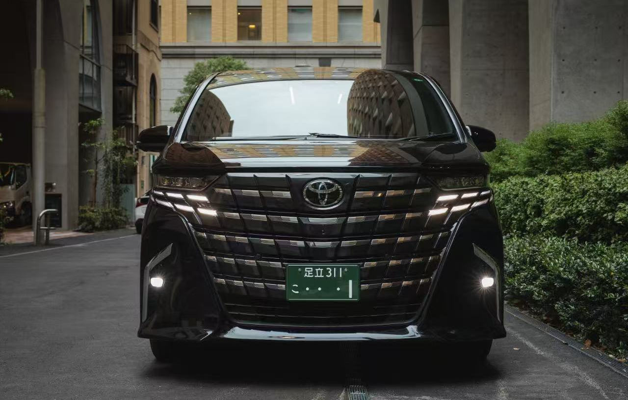 Black Toyota Alphard 40 Series front green plate