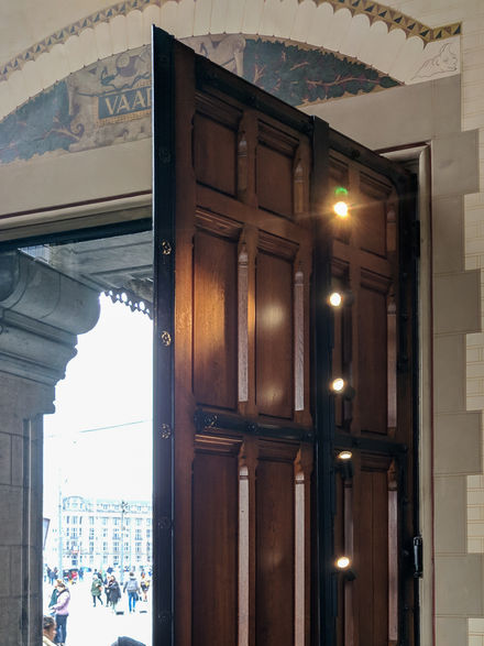 Frame hangend aan deur waarop spots gemonteerd zijn 