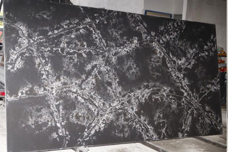 Placa de cuarzo color negro burbuja con medidas de 3200mm x 1600mm x 20mm, superficie de