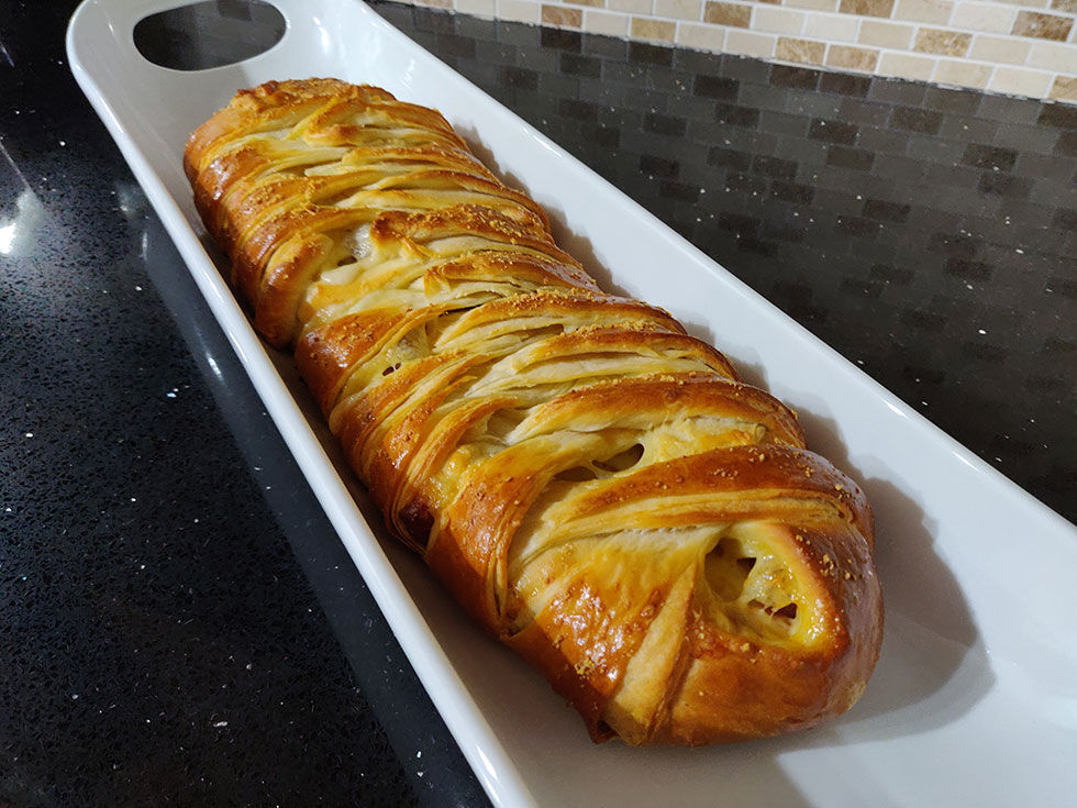 Brazilian Garlic Sausage Baguette with Cheese / Baguete de calabresa com queijo