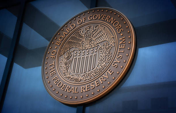 Alt-Text: Infografik zum historischen Vergleich der Fed-Kommunikationsstrategien von 2012 bis 2026, mit Fokus auf die Verkürzung der Policy-Statements unter dem neuen Chair Kevin Warsh.