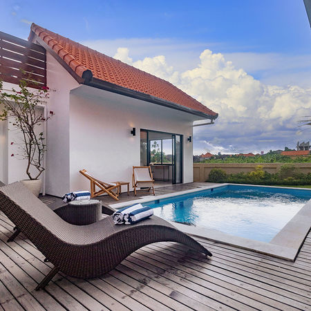 modern minimalist style house swimming pool, Ayuma II villa, canggu, bali. floor around the swimming pool in ulin, deck chair in aluminum and synthetic