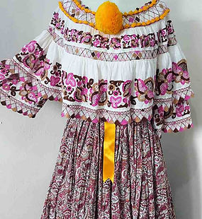 Pollera montuna santeña rosada con chocolate