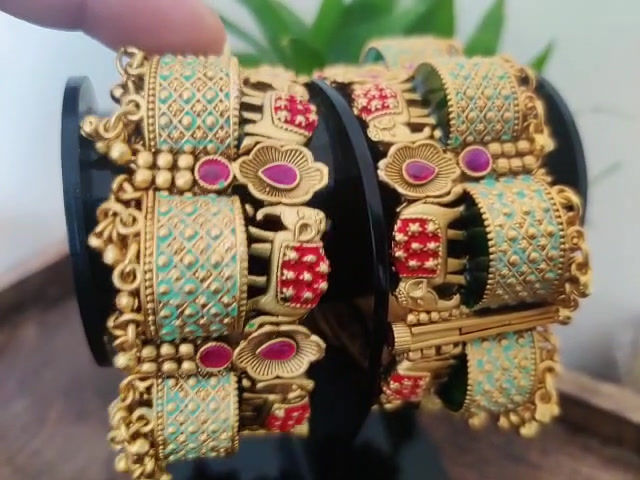 थंबनेल: Designer Antique Bangles