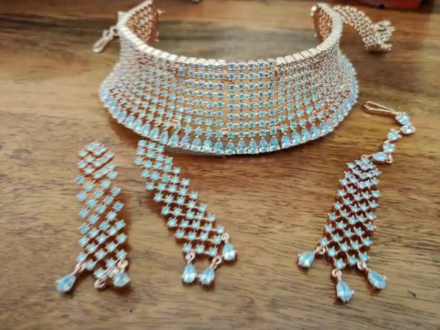 थंबनेल: Stylish Choker