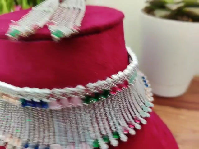 थंबनेल: White Polish Multicolor Stone Necklace