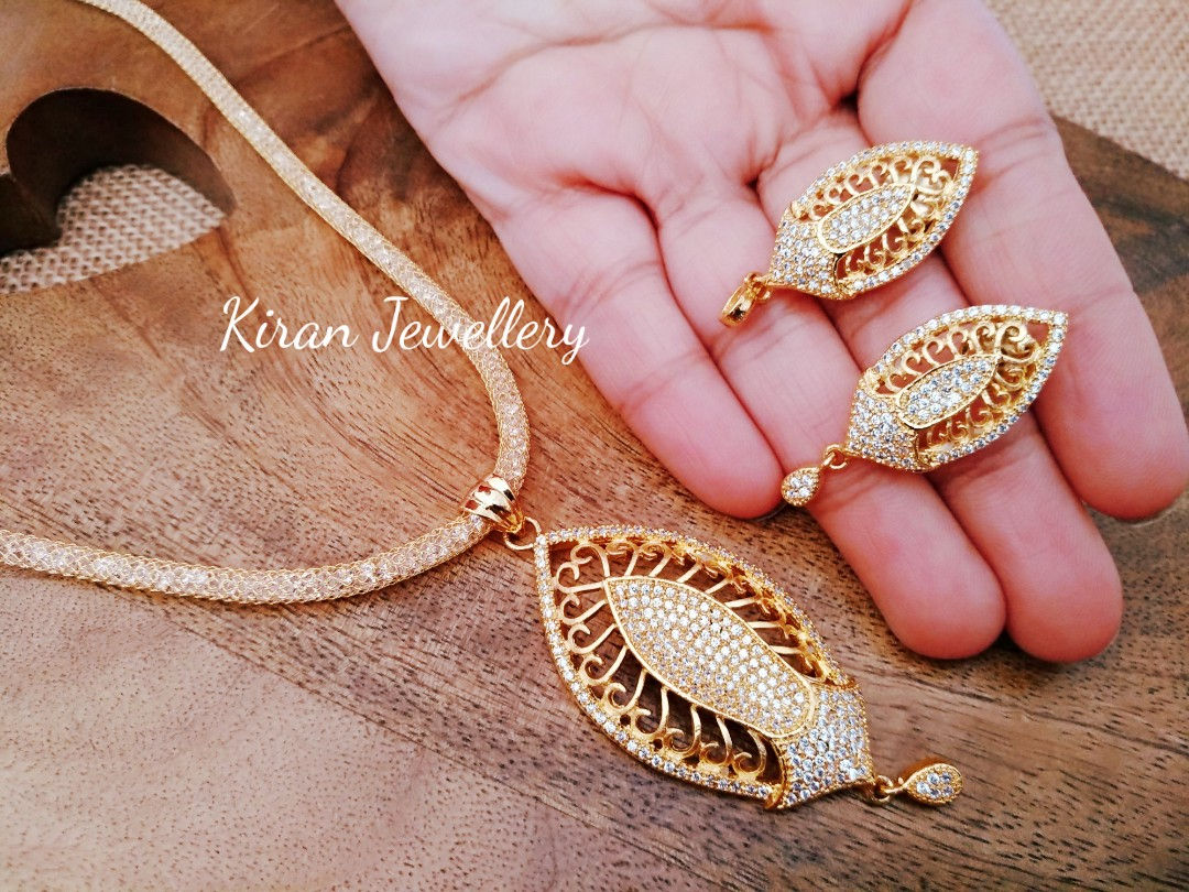 Gold Polish Pendant With Chain