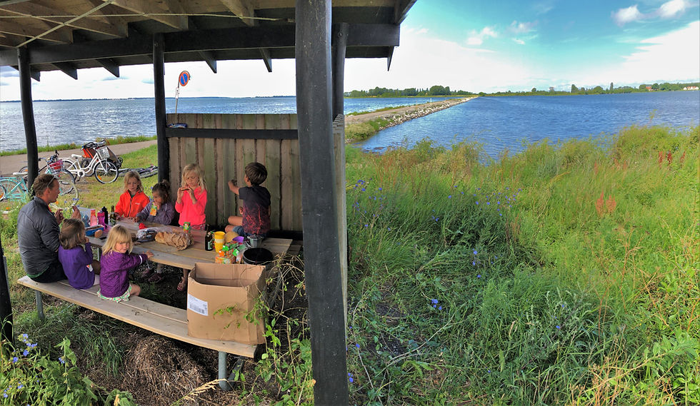 Lunch at dam road to Lilleø