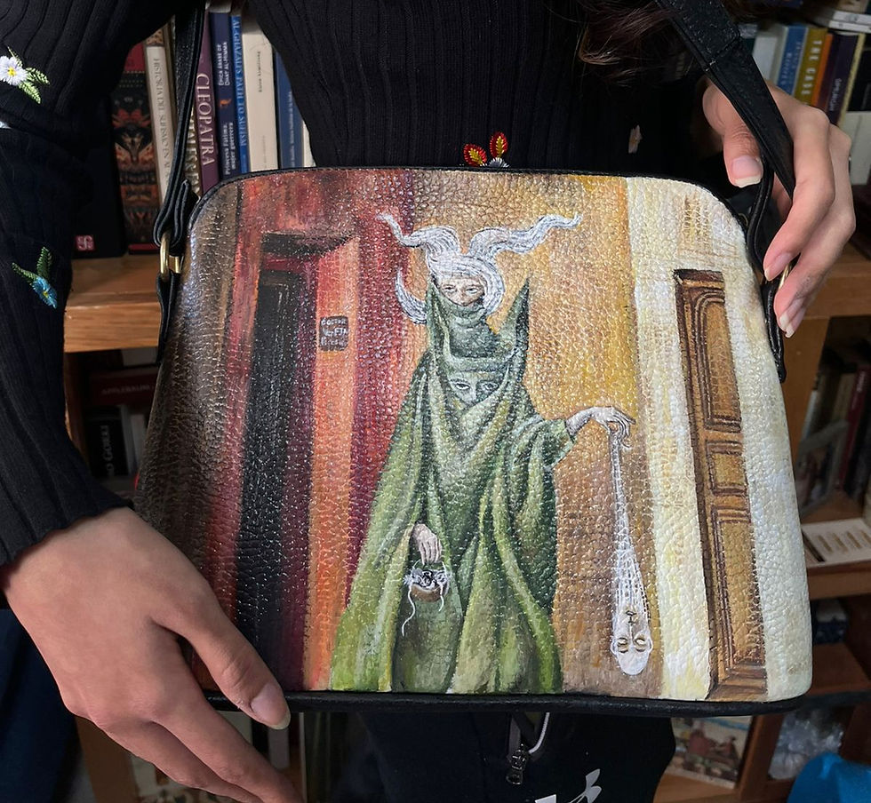Miniatura: Bolsa de piel con Mujer saliendo del Psicoanalista- Remedios Varo