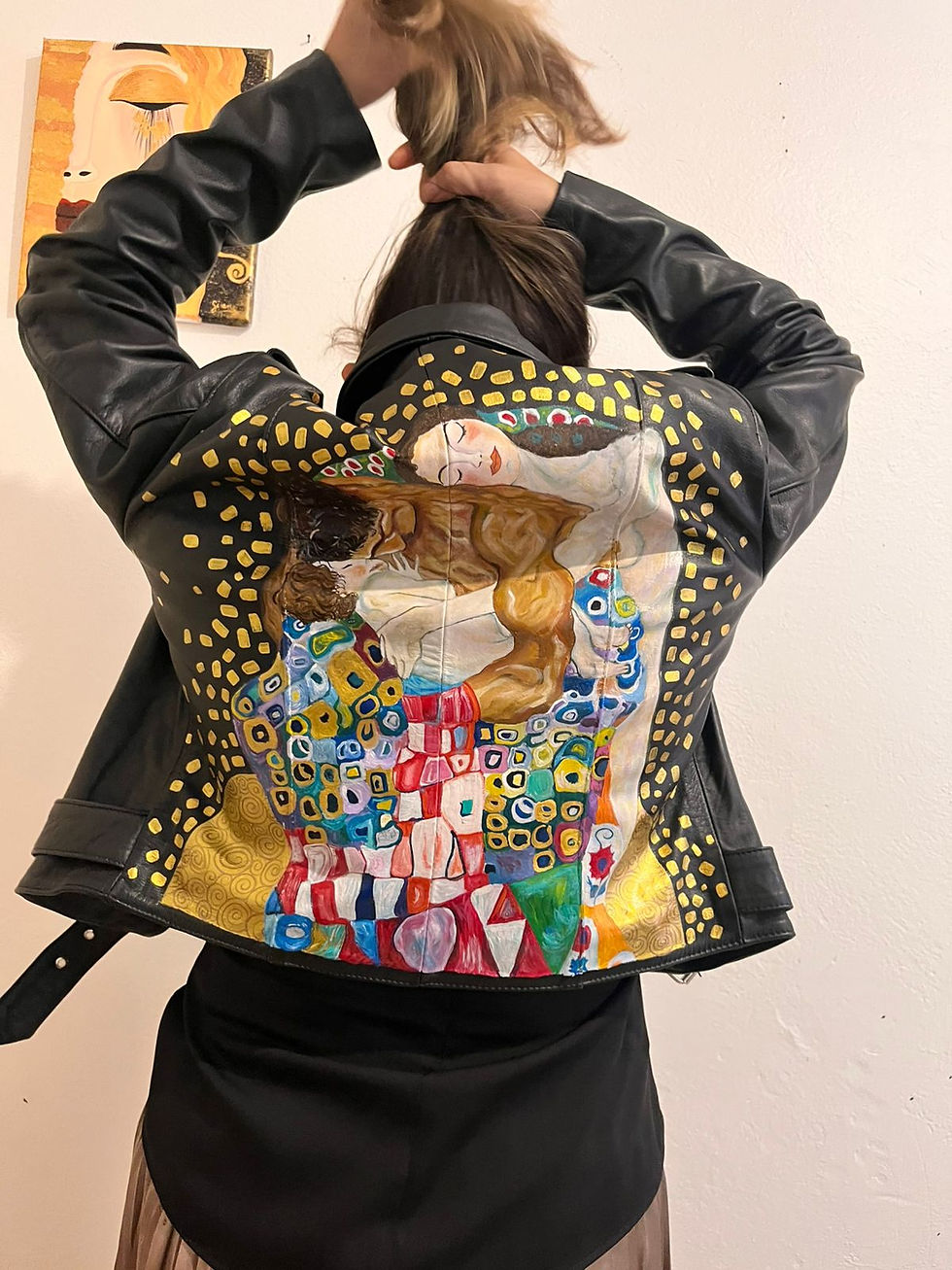 Miniatura: Biker de piel con "La familia" de Gustav Klimt