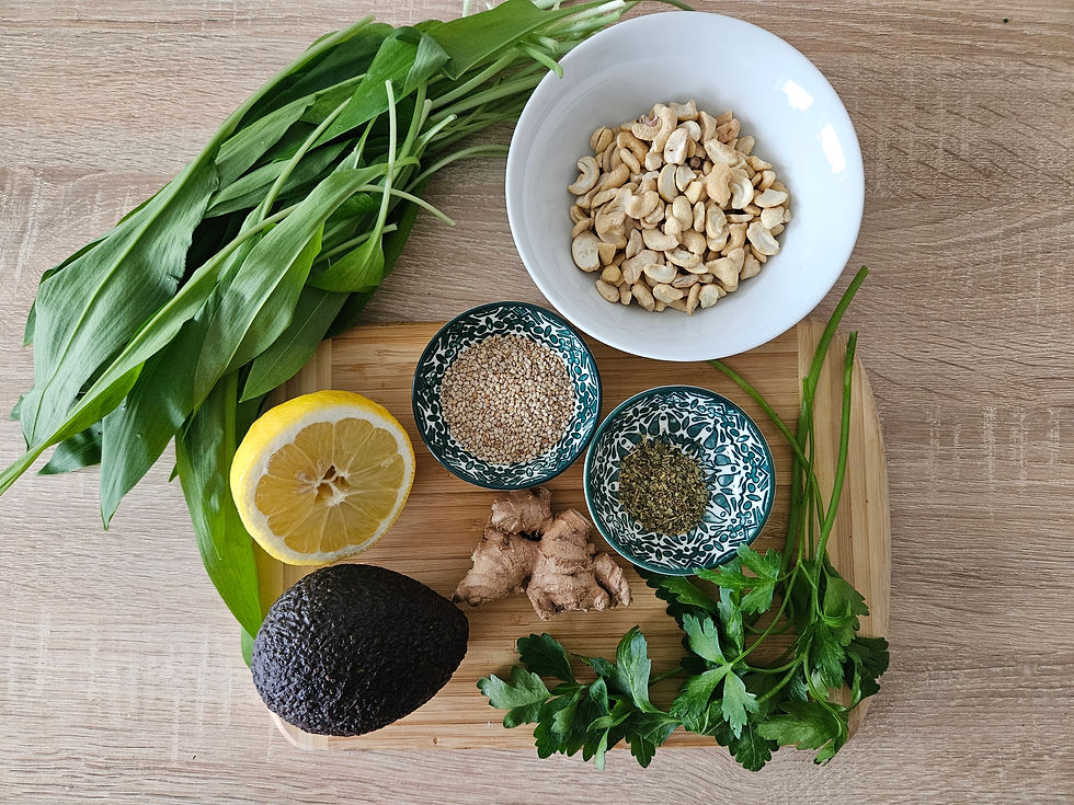 Kräuter, Gewürze, Nüsse, Zitrone, Avocado und Bärluch auf dem Tisch