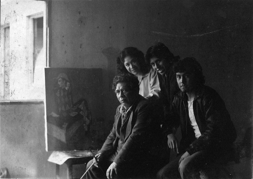 Jóvenes pintores Yvette Taboada, Joynin Guerra y Alfredo Alcalde en la azotea del maestro Humareda, que él llamaba "cuarto de las meditaciones". Allí estaba su famoso Sillón de Sócrates (La Victoria, 1985).