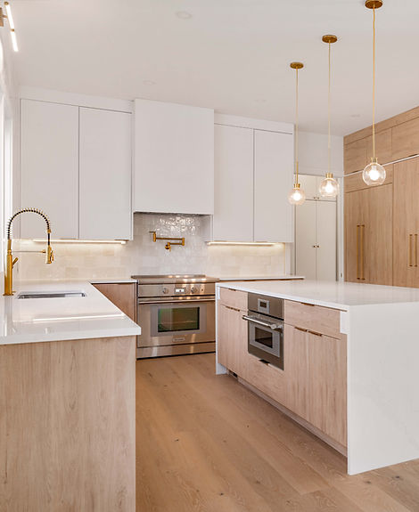 Luxury kitchen with two-toned cabinets a