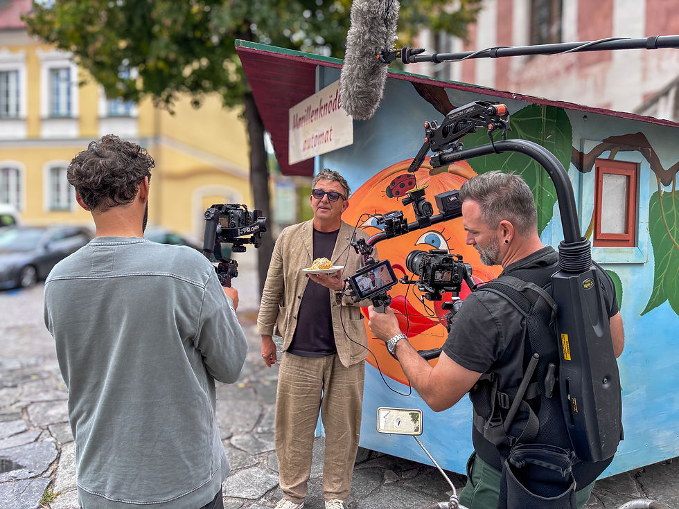 Nach dem Einwurf des Marillenknödeltalers bekam Hans Sigl frische Original Wachauer Marillenknödel aus dem legendären Marillenknödelautomaten des Spitzer Marillenkirtgs in Spitz an der Donau - © Tourismusverein Spitz - Ewald Johannes Stierschneider
