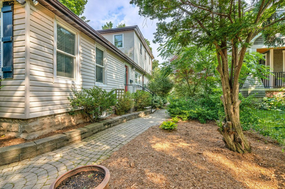 010-EXTERIOR FRONT NEW LISTING BURLINGTON ONTARIO ALDERSHOT REMAX-10_m.jpg