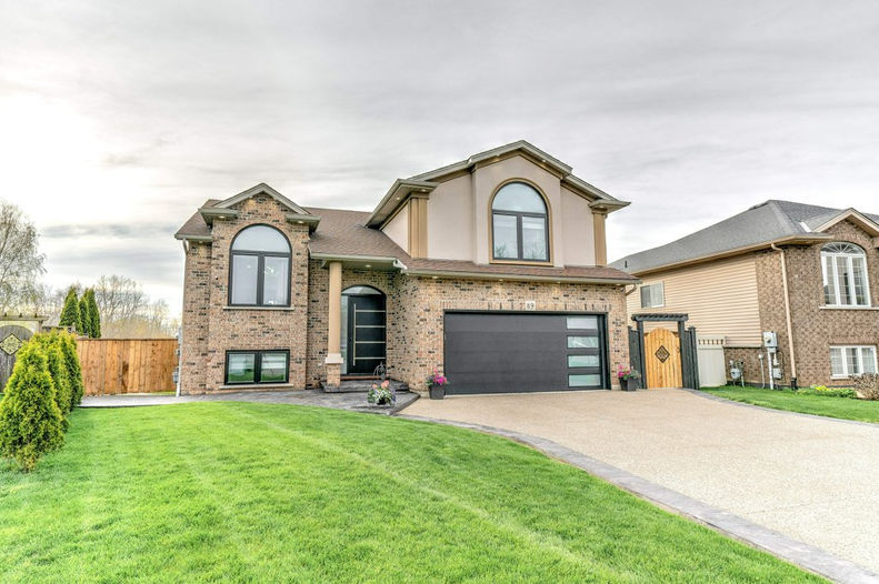 002-Exterior Front-2_m.jpg