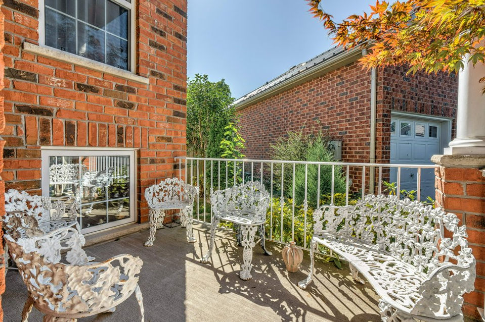 007-Exterior Front-7_m.jpg