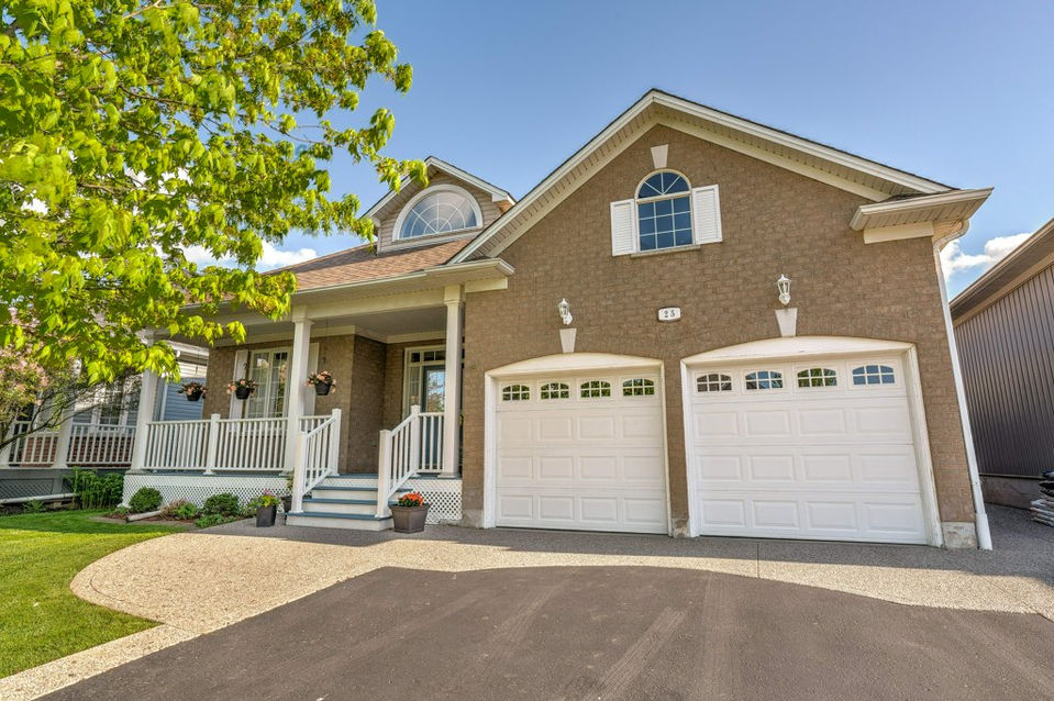 002-Exterior Front-3_m.jpg