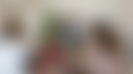 Grupo en taller: una mujer presenta notas adhesivas en la pared mientras otros escuchan alrededor de una mesa con portátil.