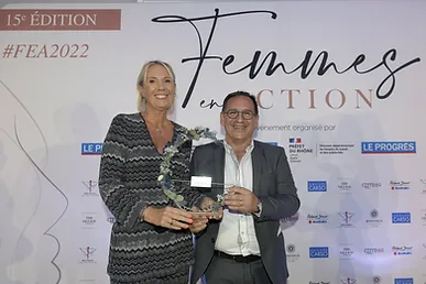nathalie-chaize-creatrice-de-mode-a-recu-le-trophee-des-lecteurs-des-mains-de-jean-didier-