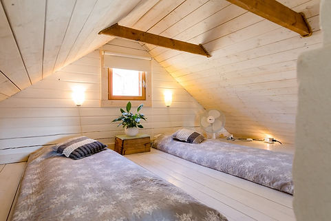 parvi lofted beds mökki parrut cabin interior design mökki sisustussuunnitelma hirsimökki sänky kattoparrut keinutuoli vanha mökki sisustus remontti