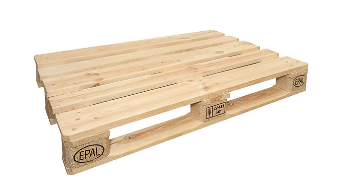 Uudet standardin mukaiset EUR-lavat ovat kestäviä, pitkäikäisiä ja suunniteltu vaativaan käyttöön. Laadukkaasta puusta valmistetut kuormalavat kestävät hyvin raskaita kuormia ja soveltuvat erinomaisesti kuljetukseen, varastointiin ja logistiikkaan.


Kestävä ja ekologinen puinen kuormalava

Puinen pakkausalusta on ympäristöystävällinen kuljetusratkaisu, sillä kuormalavat kiertävät käytössä pitkään. EUR-lavat liikkuvat asiakkaalta kuormalavakeskusten kautta uudelleen käyttöön. Kun lava vaurioituu, se korjataan useita kertoja, ennen kuin se poistuu käytöstä.

Vasta siinä vaiheessa, kun kuormalavaa ei voida enää turvallisesti käyttää, puumateriaali ohjataan uusiokäyttöön.

 

Kuormalavojen kierrätys ja uusiokäyttö

Käyttöikänsä päätteeksi lavat haketetaan, ja hakkeelle on useita hyötykäyttötarkoituksia:


	
	uusien tuotteiden valmistus (esim. vaneri ja puristekulmapalat)
	
	
	energian tuotanto puuta polttoaineena hyödyntävissä voimalaitoksissa
	


Näin puinen kuormalava tukee kiertotaloutta ja vähentää ympäristökuormitusta.

 

EUR-lavojen rakenne ja toimitus

EUR-lava valmistetaan puusta ja koostuu laudoista, kulmapaloista ja nauloista. Jokainen lauta, kulma ja välilauta on huolellisesti kiinnitetty, jotta lava täyttää standardivaatimukset.

​

Valmiit kuormalavat pakataan lavanippuihin, joihin mahtuu 25 lavaa. Tämän jälkeen lavat kuljetetaan kuorma-autolla tai puoliperävaunurekalla suoraan asiakkaan pihaan tai varastoon.

 

Miksi valita uudet EUR-lavat?


	
	standardien mukainen ja turvallinen kuormalava
	
	
	pitkä käyttöikä ja hyvä kantavuus
	
	
	ekologinen ja kierrätettävä pakkausalusta
	
	
	soveltuu monipuolisesti logistiikkaan ja teollisuuteen
	
