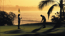 La brisa marina refresca durante un juego de golf.