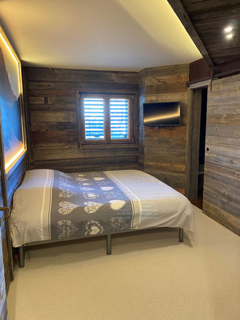 Chambre à coucher style chalet avec bardage bois 