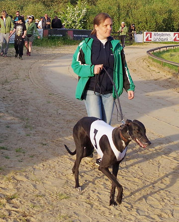 Nina lätt sammanbiten, Akela fokuserad