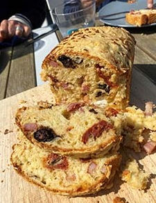 Cake salé aux olives noires, lardons, tomates séchées et fêta - Nespantik