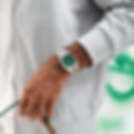 vue focus au niveau des hanches d'un homme vêtu d'une veste grise portant une montre Tsuyosa au cadran vert et au bracelet acier NJ0150-81X sur un fond tagué vert