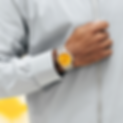vue focus au niveau du torse d'un homme vêtu d'une veste grise portant une montre Tsuyosa au cadran jaune et au bracelet acier NJ0150-81Z sur un fond tagué jaune