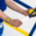 Homme vue de coté tenant une raquette de tennis et portant une montre Citizen Tsuyosa au cadran Jaune et bracelet acier NJ0150-81Z