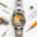Vue de dos d'une montre Tsuyosa avec bracelet acier. Le dos est transparent est on peut voir les rouages e la montre. Elle est entouré d'instruments de réglage d'horlogerie