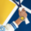Un homme tenant une raquette de tennis portant une montre Tsuyosa au cadran jaune et bracelet acier NJ0150-81Z sur un fond fictif de terrain de tennis bleu et jaune