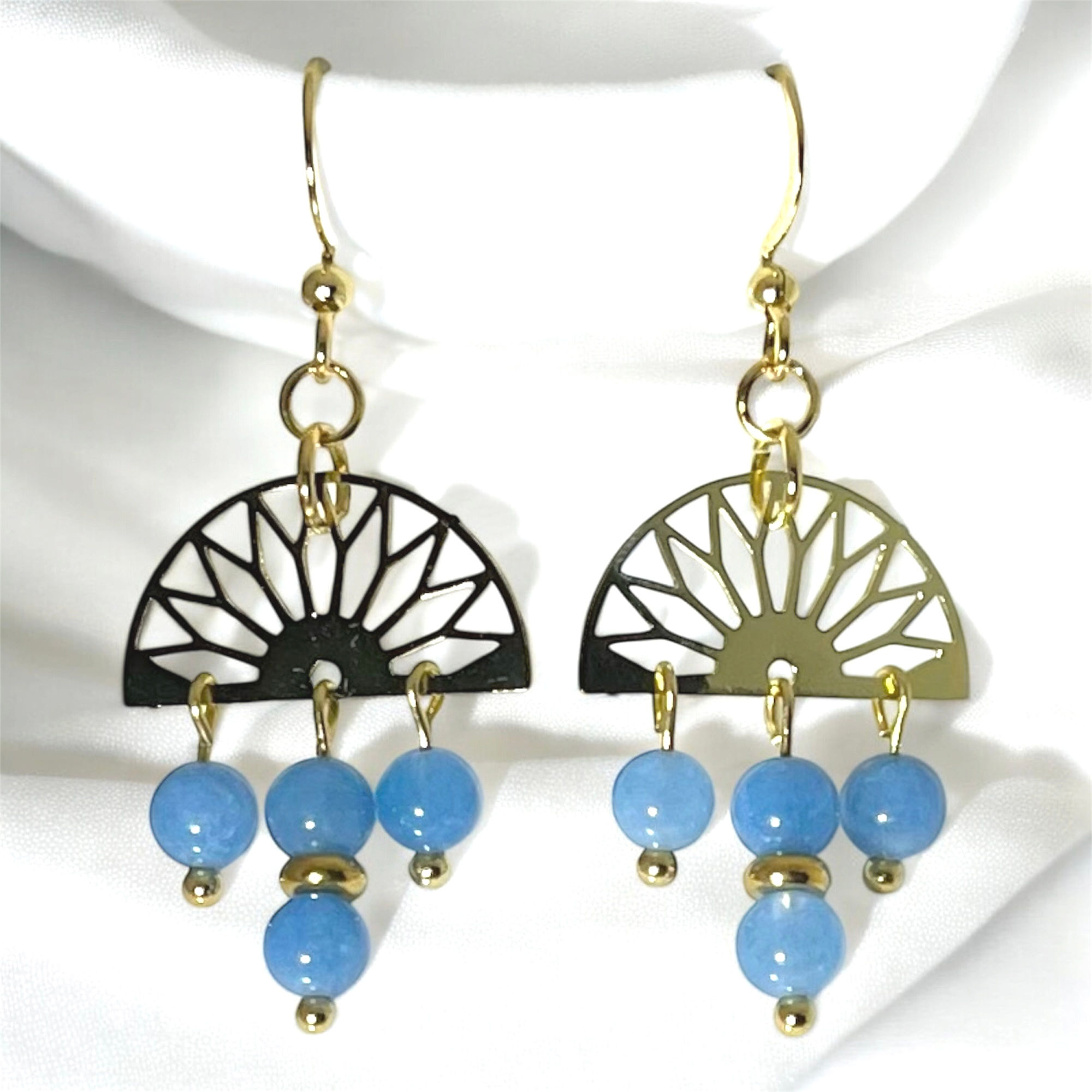 BOUCLES D’OREILLES ÉVENTAIL CALCÉDOINE BLEUE DORÉ