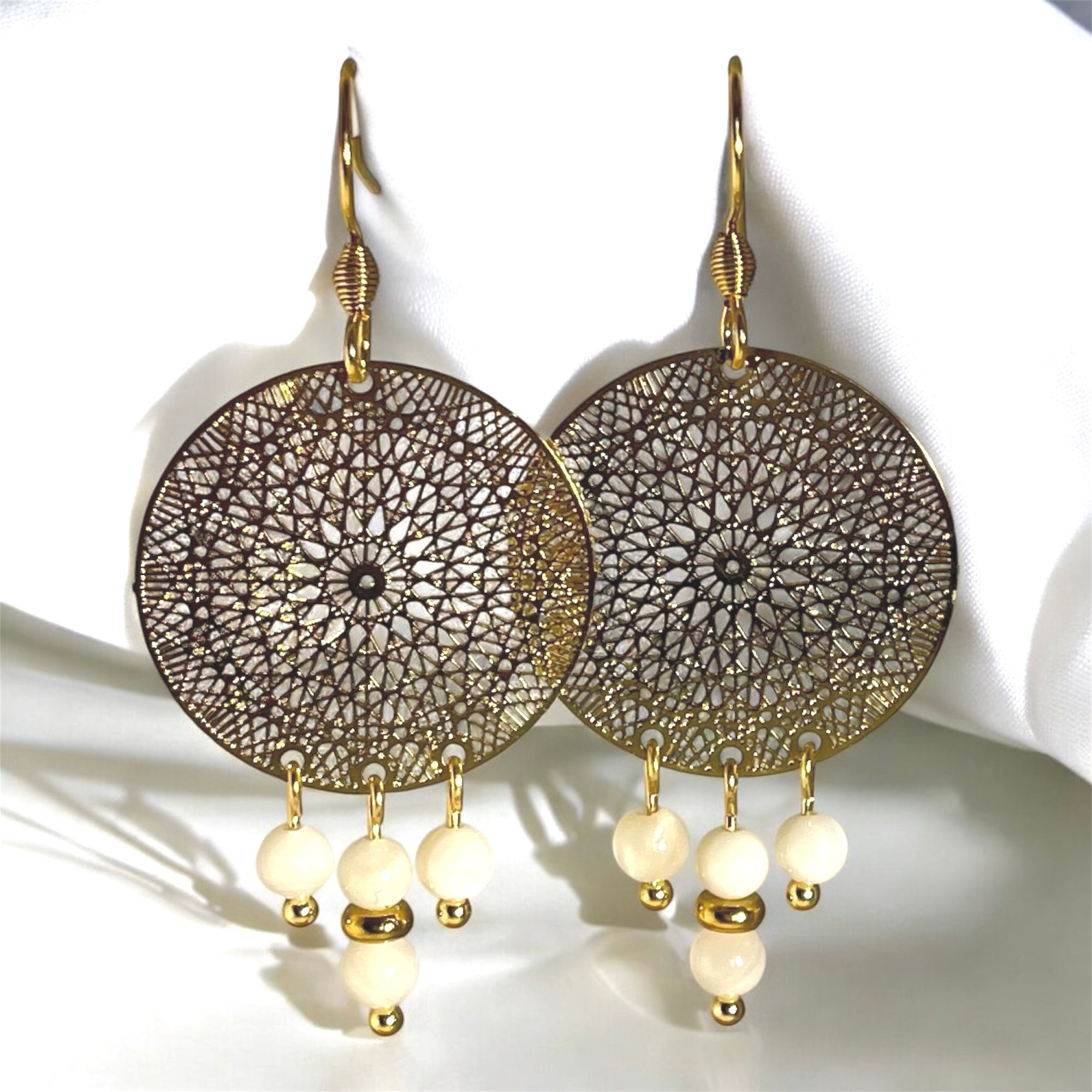 BOUCLES D’OREILLES BOHÉMIENNE NACRE DORÉ