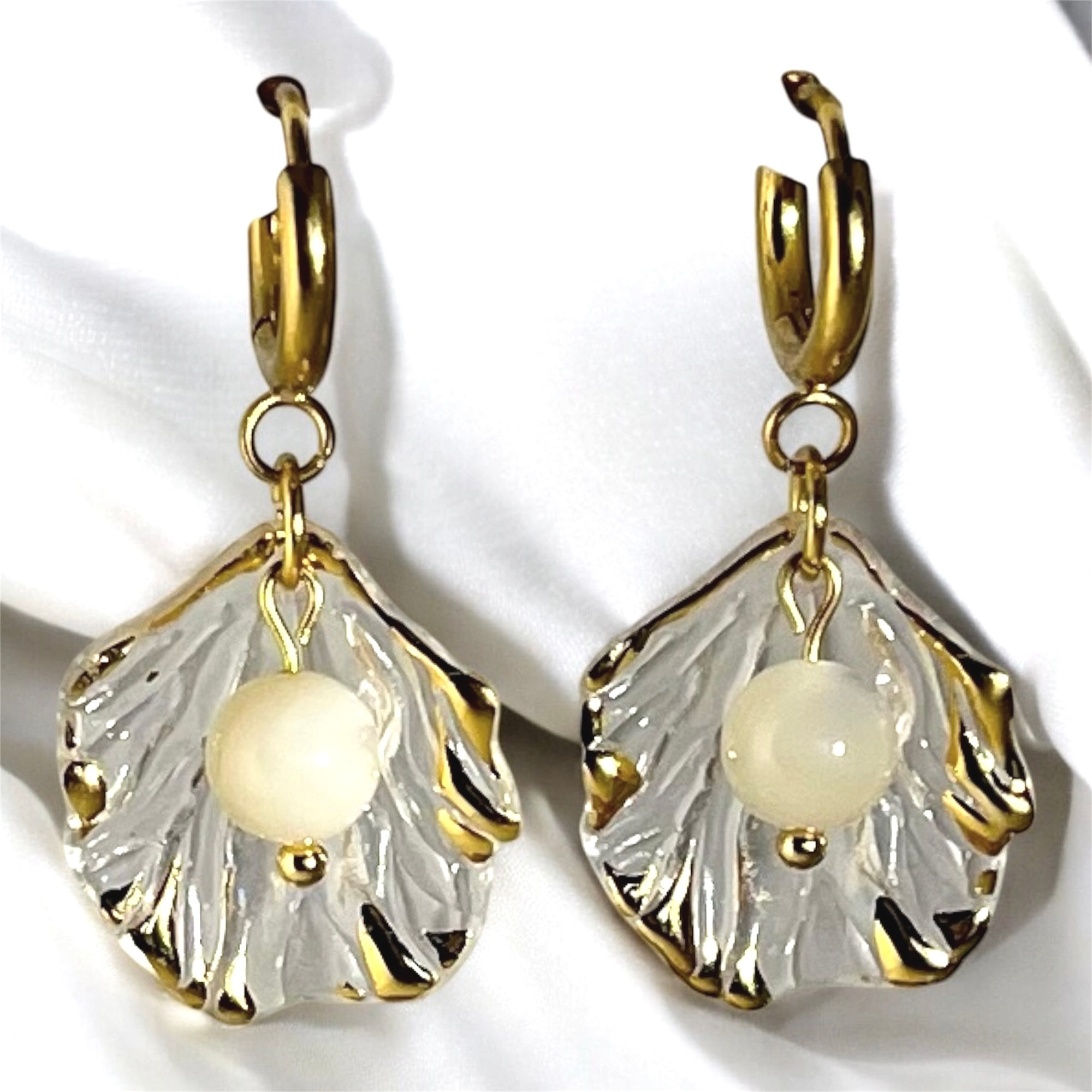 BOUCLES D’OREILLES COQUILLAGE TRANSPARENT NACRE DORÉ