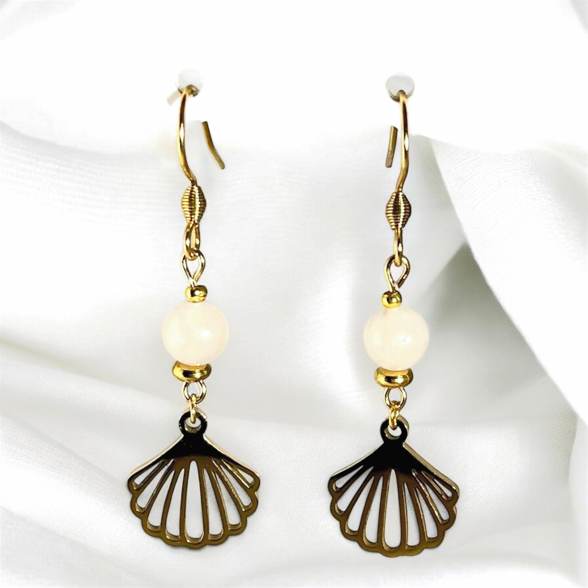 BOUCLES D’OREILLES COQUILLAGE QUARTZ ROSE DORÉ