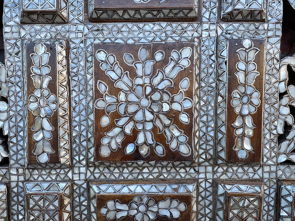 الصورة المصغرة: Early 20th Century Syrian Mother of Pearl Inlaid Mirror closeup view