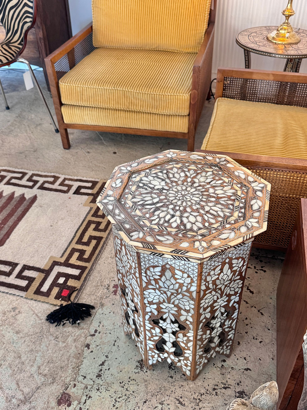 الصورة المصغرة: Mid-19th Century Syrian Mother-of-Pearl Inlaid Octagonal Side Table