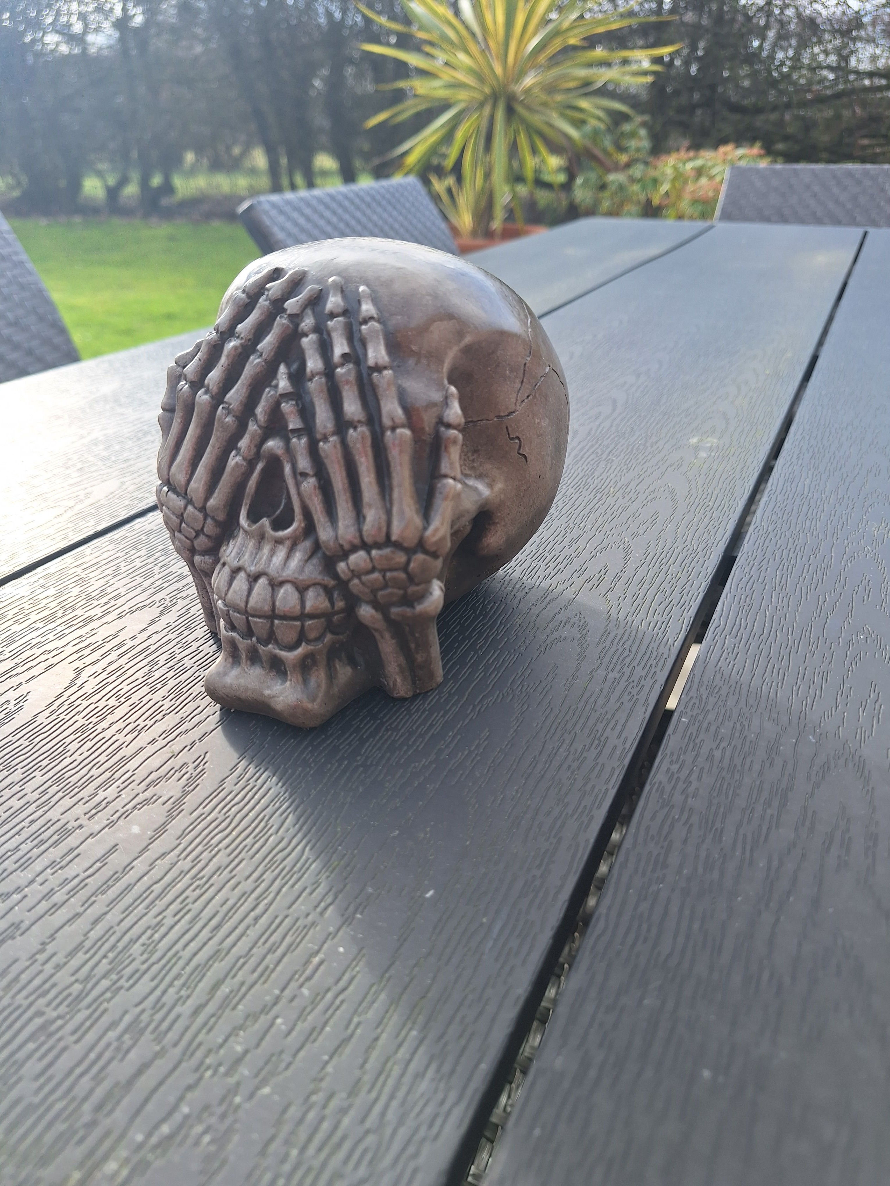 10-934 SKELLINGTON HANDS SKULL