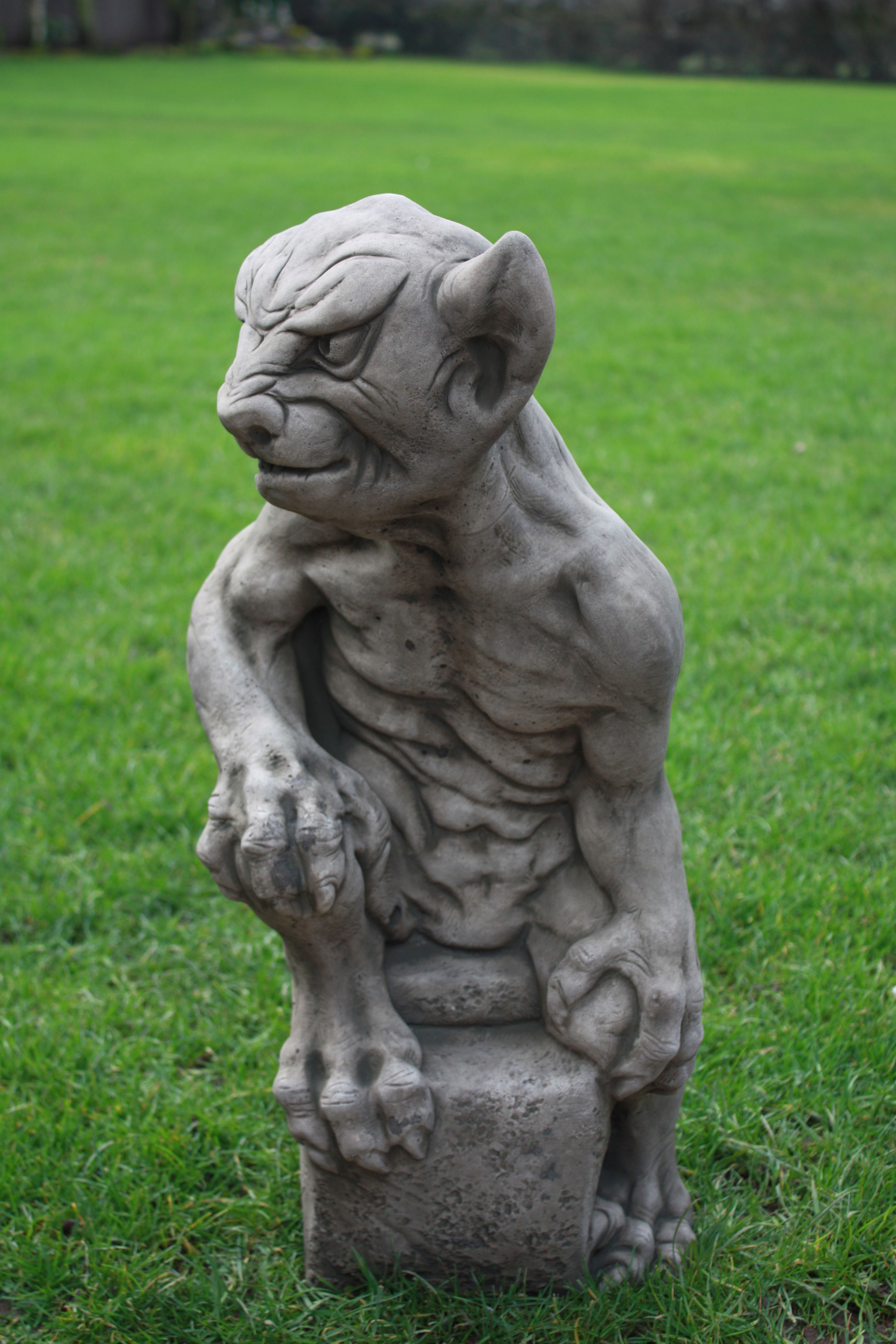 10-259 GARGOYLE ON BASE