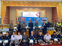 กาฬสินธุ์ - ตร.เขาวงติวเข้มครู-นักเรียน “หนี ซ่อน สู้” ฝึกทักษะการเอาตัวรอด พร้อมมอบหมวกนิรภัยสร้างวินัยจราจร